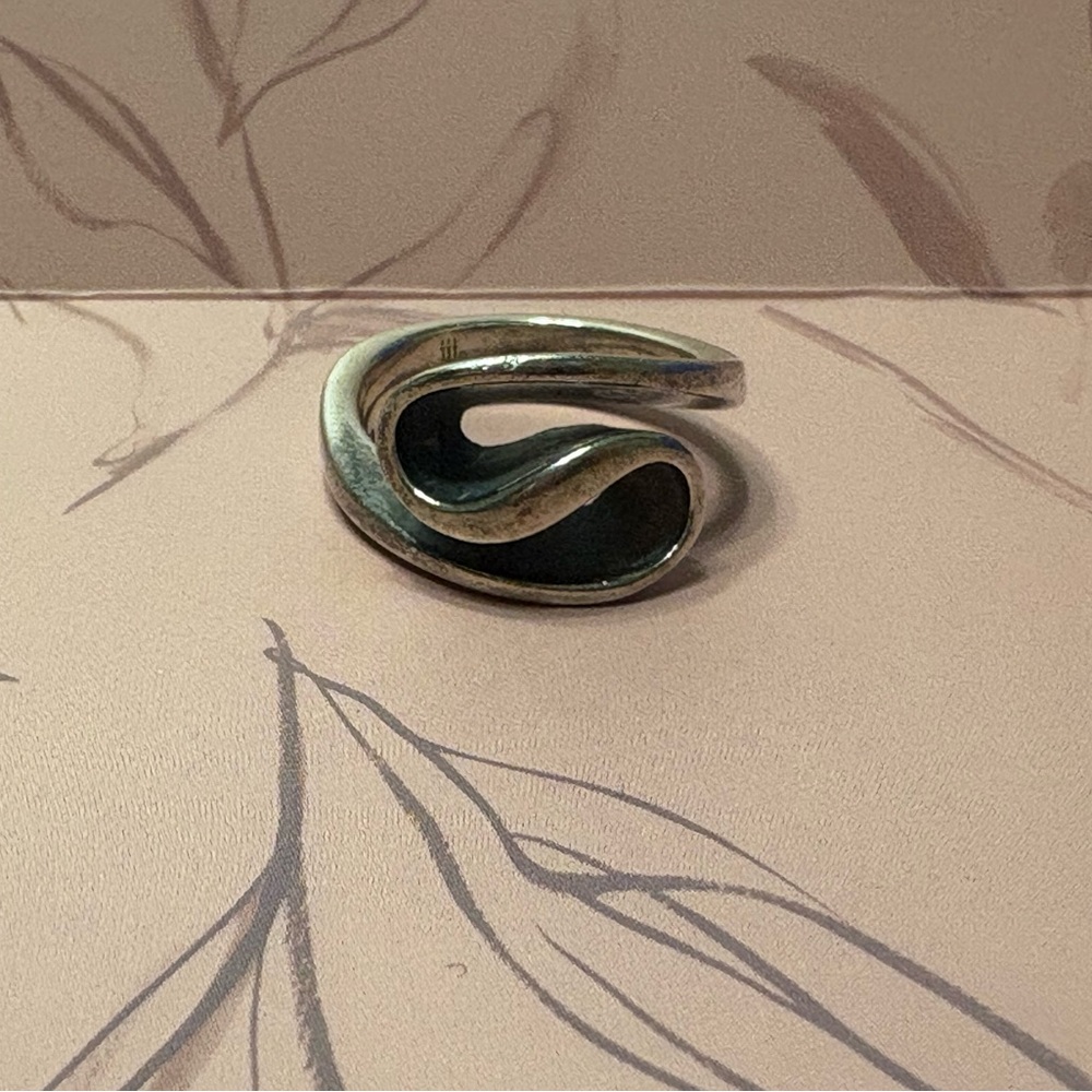 James Avery Thick Swirl Ribbon Ring, Size 8 (Retired)